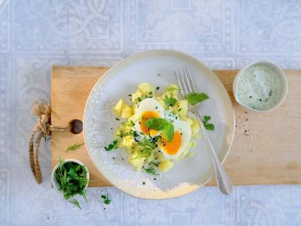 Stampfkartoffeln mit Ei und Kräuterdipp